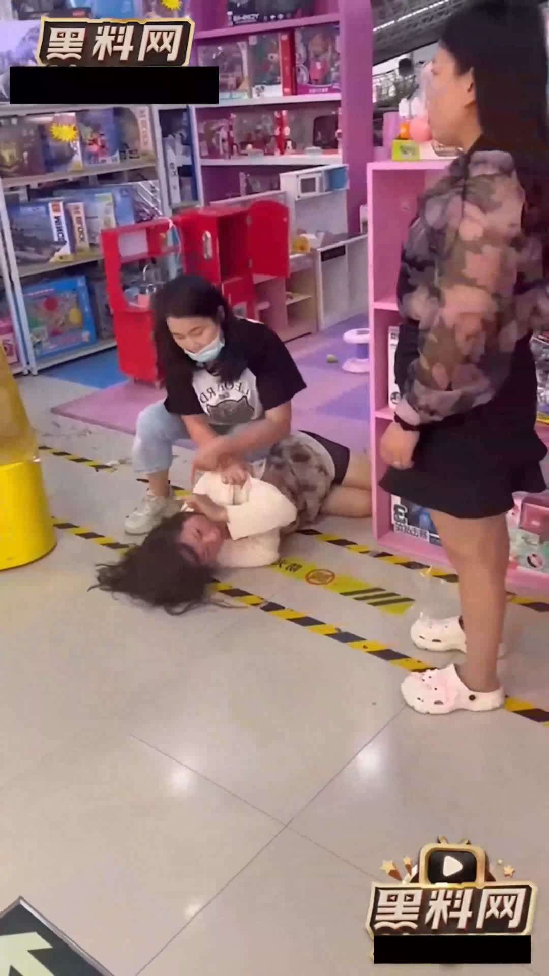 正室怒闯美甲店手撕小三 巴掌扇脸吊带都扯烂 大奶子都快被打蹦出来了（关注x女x厕小学生c中生高中生）