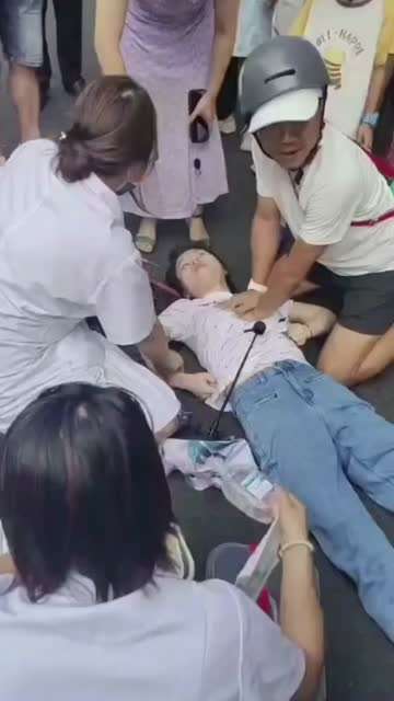 美女突发疾病倒在路上，已没有意识了