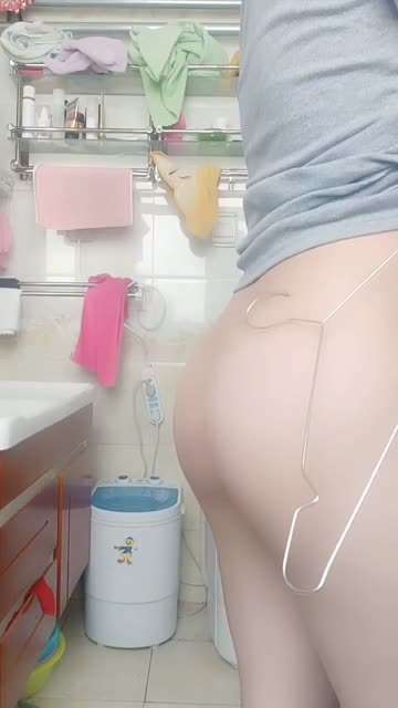 屁股痒了衣架也派上场了