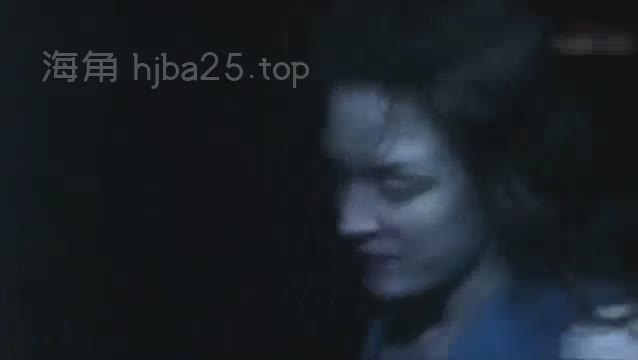 成熟的女人给了一个年轻的男学生上一课