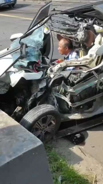 轿车都被撞碎了，司机父女死亡