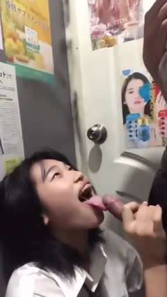我的学生女友给我口交，在卫生间里