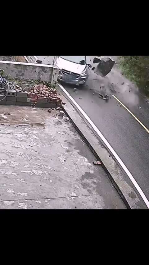 监控下惊险的一幕，可怕