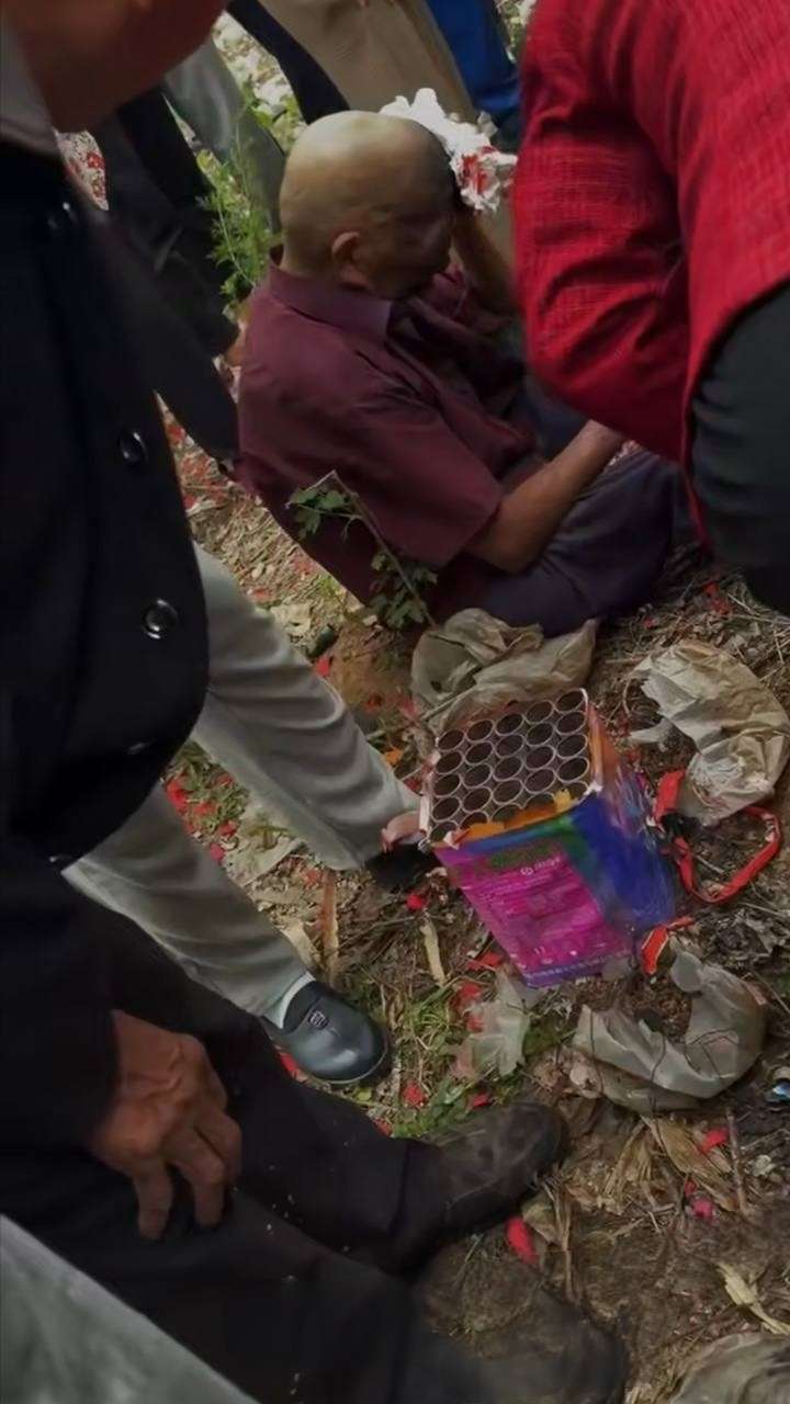 市鲁山县仓头乡 烟花把大爷崩的不成样了 疑似眼睛炸坏啦（关注x女x厕小学生c中生高中生萝莉偷拍专题）
