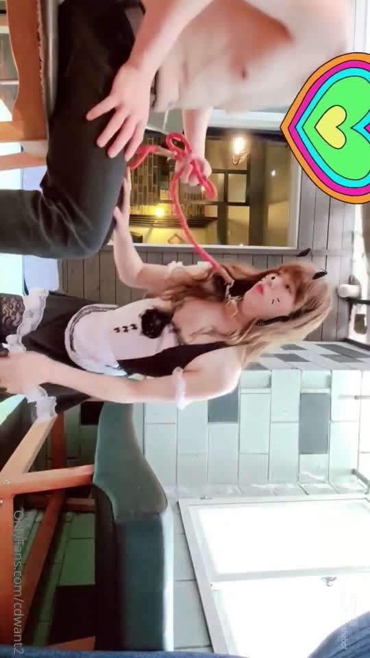 我的伪娘奴隶给我口交