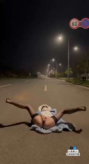 户外马路中间叉开腿自慰