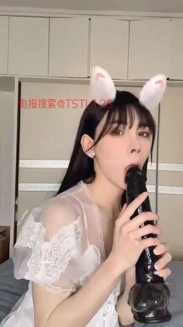 伪娘穿着婚纱抱着黑鸡把大屌，如获至宝，贪婪的吃着！忍不住展示自己的屁眼和废物鸡把给爸爸看！！