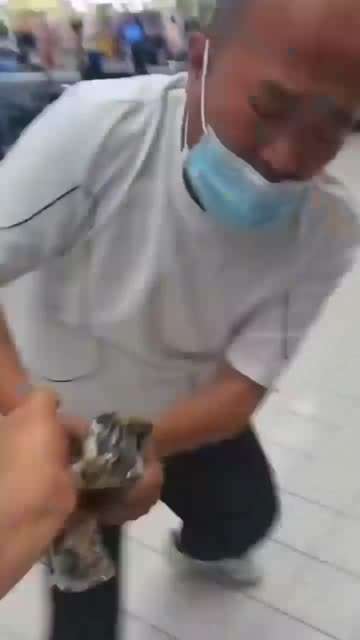 抢手机了