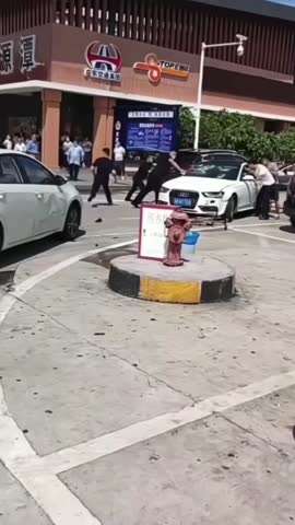 撞了人还想跑吗