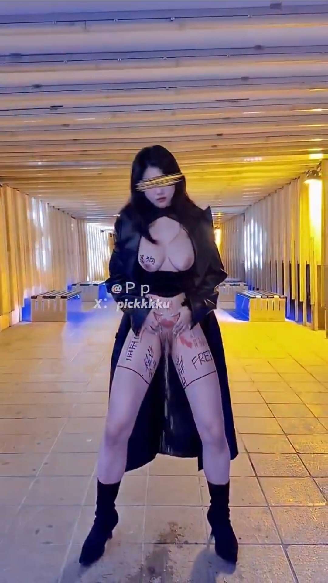 户外反骨站立掰开撒尿