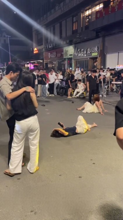 广东揭阳街头发生了一场由精神小妹引发的激烈干架（关注x女x厕小学生c中生高中生萝莉偷拍等专题）