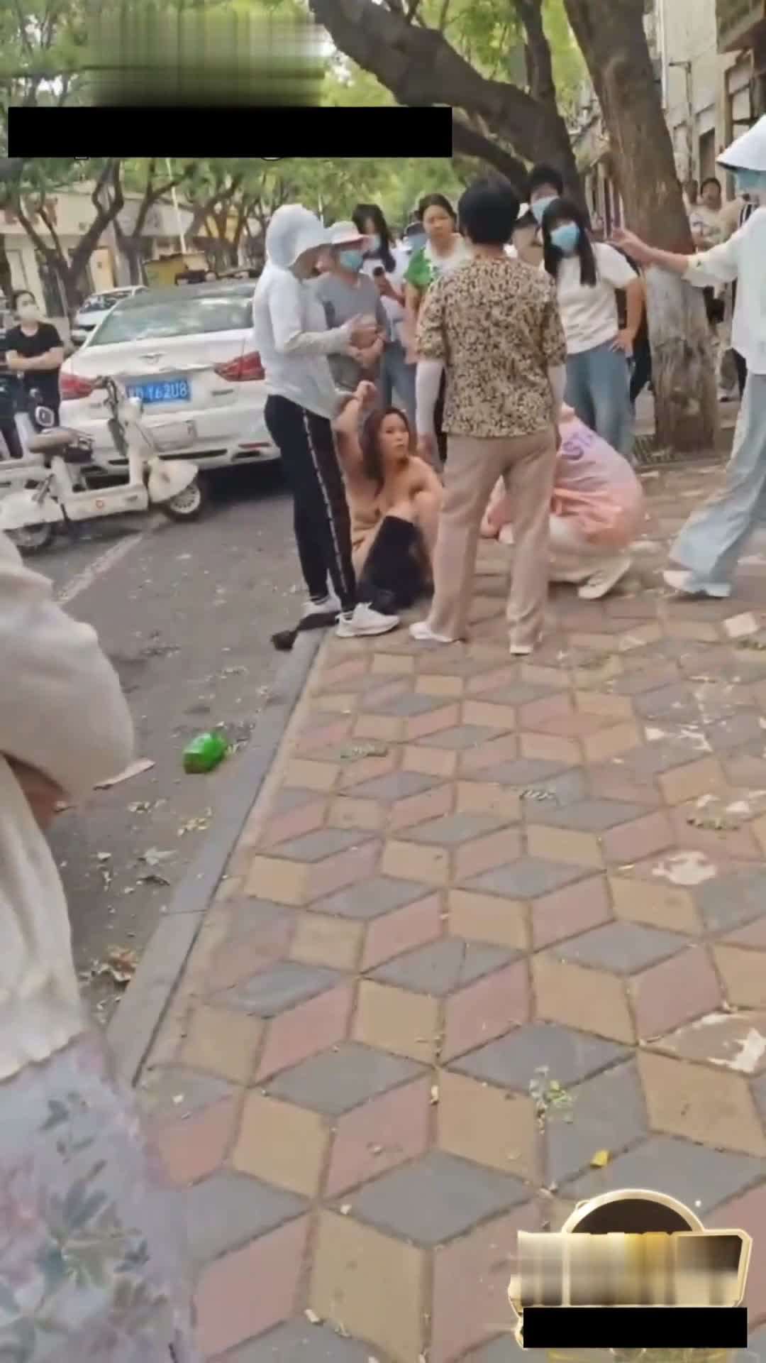 骚货老板娘当小三 结果被原配上门当街扒光衣服（关注x女x厕小学生c中生高中生萝莉偷拍等专题）