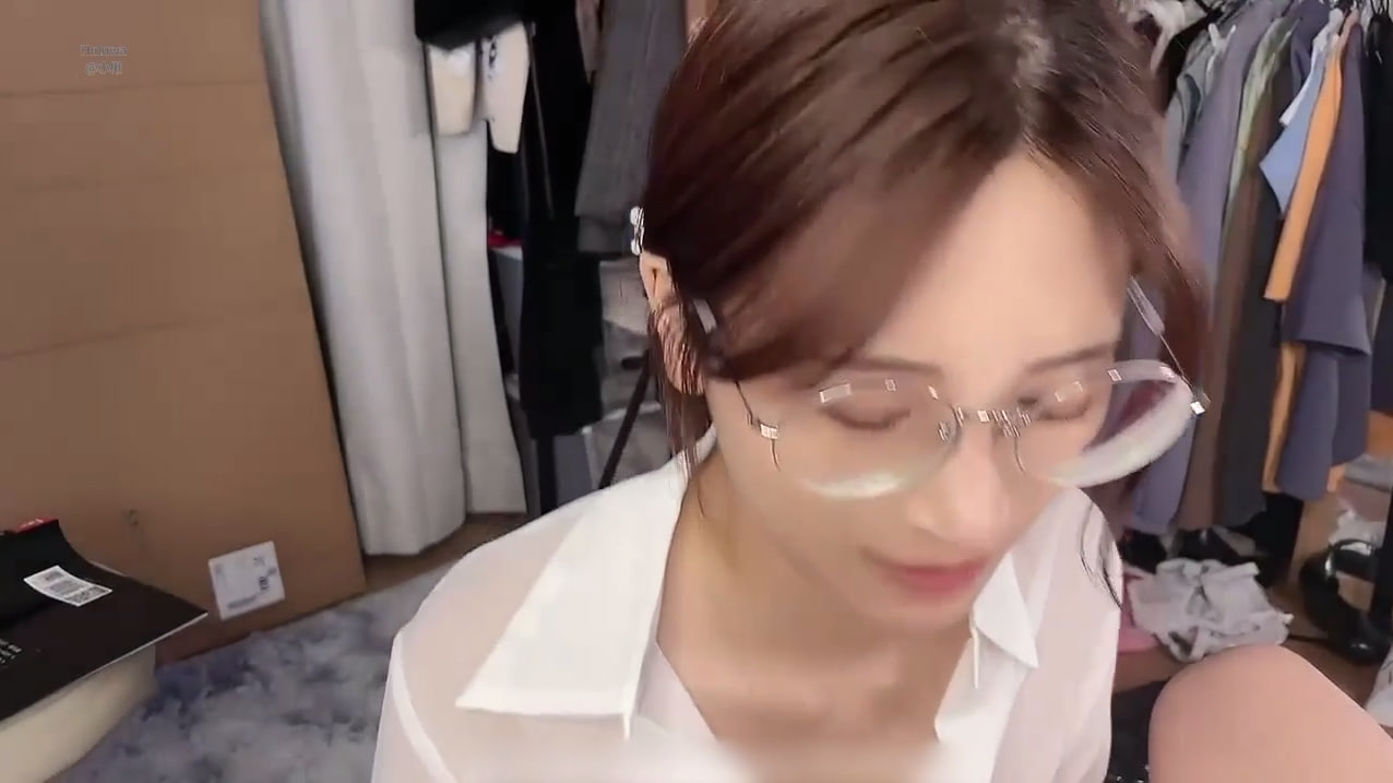 【极品女秘书身穿包臀裙】极品性感OL制服反差御姐给我深喉口爆，果然戴眼镜的都是反差婊！