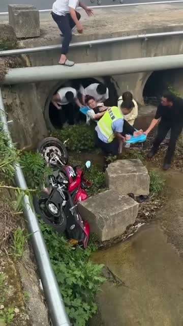 机车骑手发生车祸，被甩进涵洞受重伤