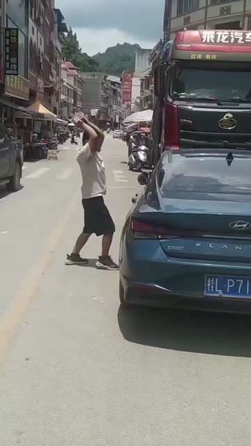 路人和私家车主起冲突，用砖头砸车窗