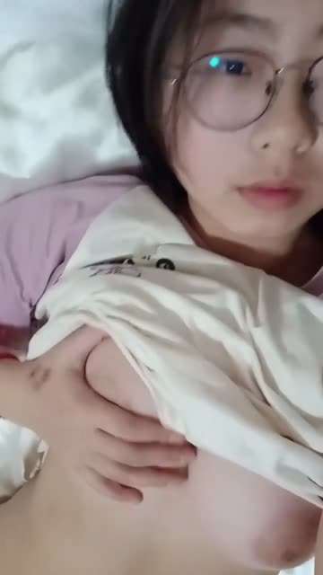 大学生摸胸自慰