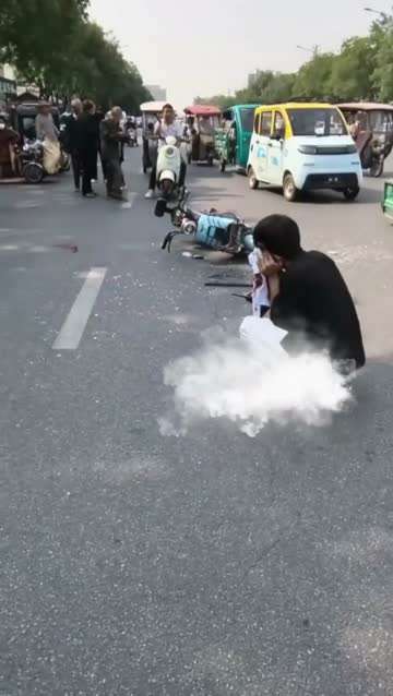 小伙骑电动车发生意外，伤得很严重