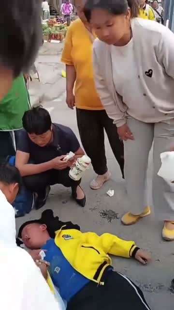 外卖员不知何故倒在路边了