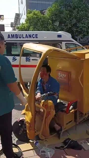 车祸现场，男子满脸是血腿也断了