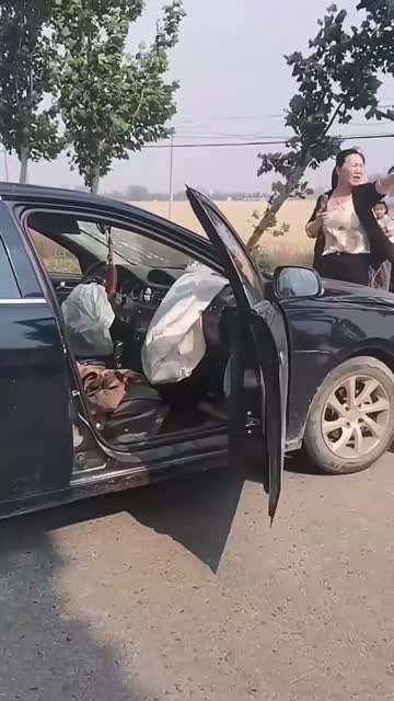 私家车相撞，还好人没事