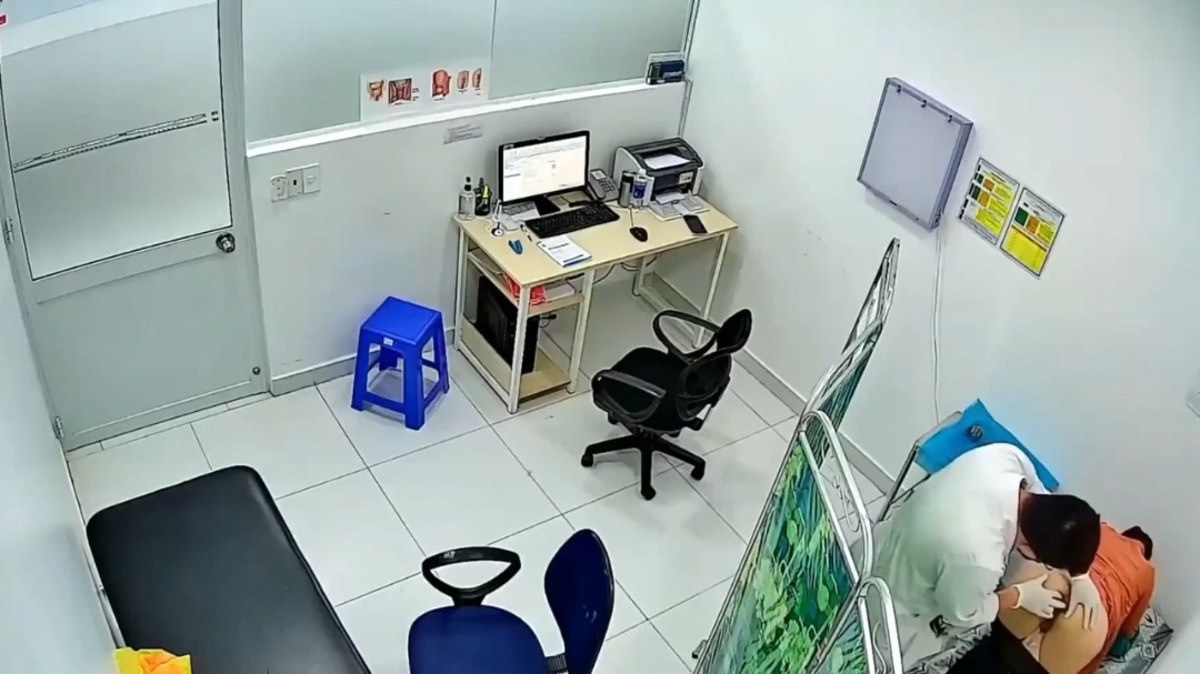 妇科门诊监控流出！男医生给多个少妇抠B做检查，小少妇撅起屁股等着检查！这活是真让人羡慕阿！