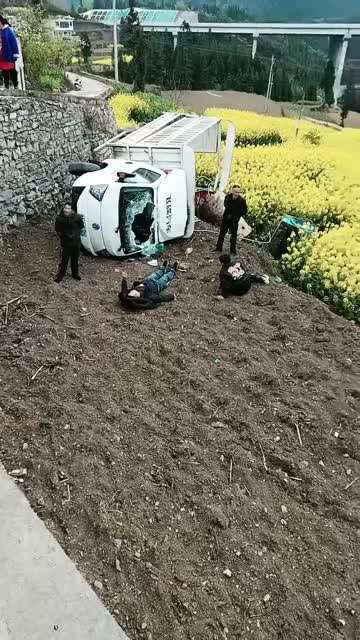 货车翻下路边，夫妻被从挡风玻璃甩出去受重伤