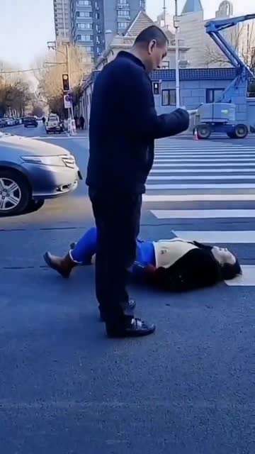 大妈被轿车碰到，直接躺地上嗷嚎