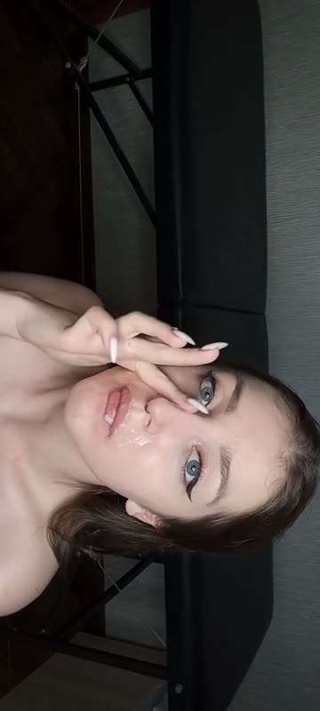 精液在她的脸上并被吞下