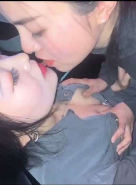 两个妹子互相伸舌头太香艳了好想加入