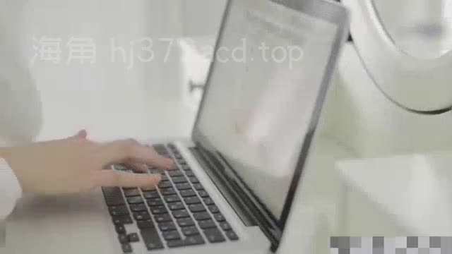 两个好色的男人和一个漂亮的年轻人