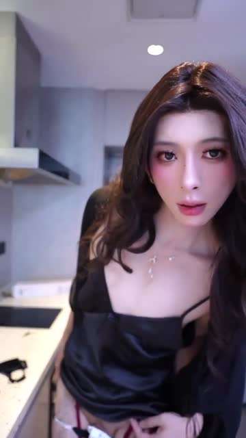 美妖这个眉眼太有那个味了，表面上非常正经非常高冷，