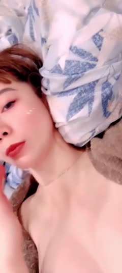 御姐躺在床上在让男的操