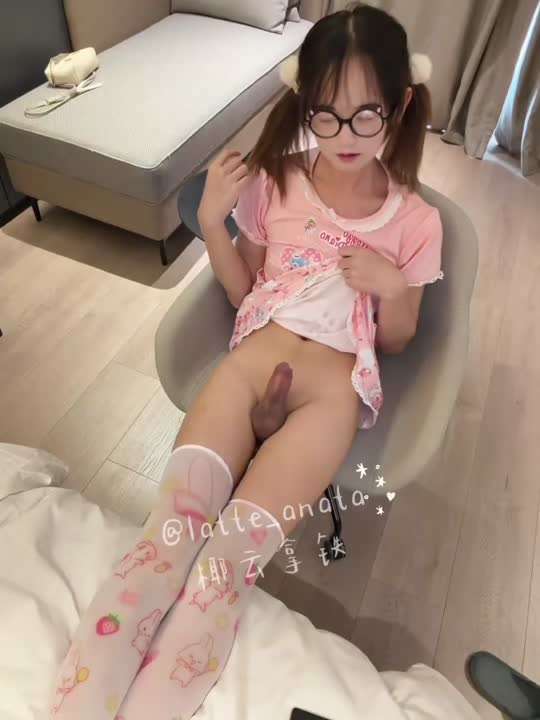 小小的男娘都可以穿上童装，小小的一只鸡巴也是小小的，撸起来很快就射了，真的是废物鸡巴呢
