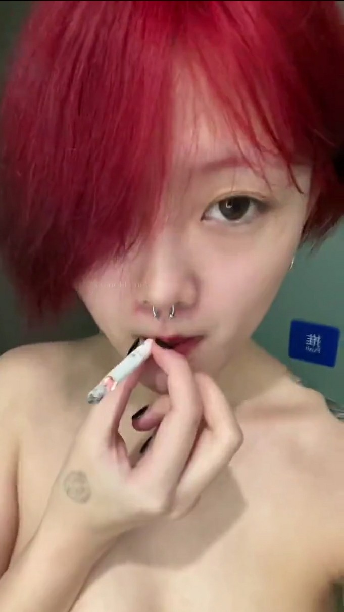 大奶精神小妹