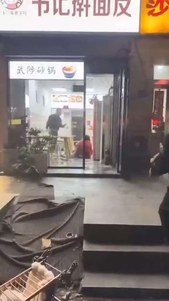 砂锅店剪刀男子店内狂捅女子十几刀 冲出门对路人发起无差别攻击（关注x女x厕小学生c中生高中生萝莉）