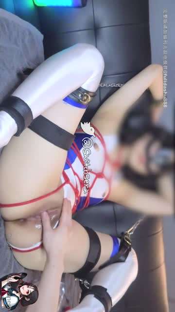 #潘多尔 美女被两个大哥联手玩弄震动奶子小穴，看女的表情非常爽