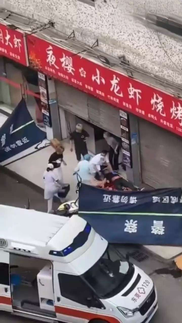 烧烤店门口发生持刀人事件 黑衣男血溅当场倒地不起（关注x女x厕小学生c中生高中生萝莉偷拍等专题）