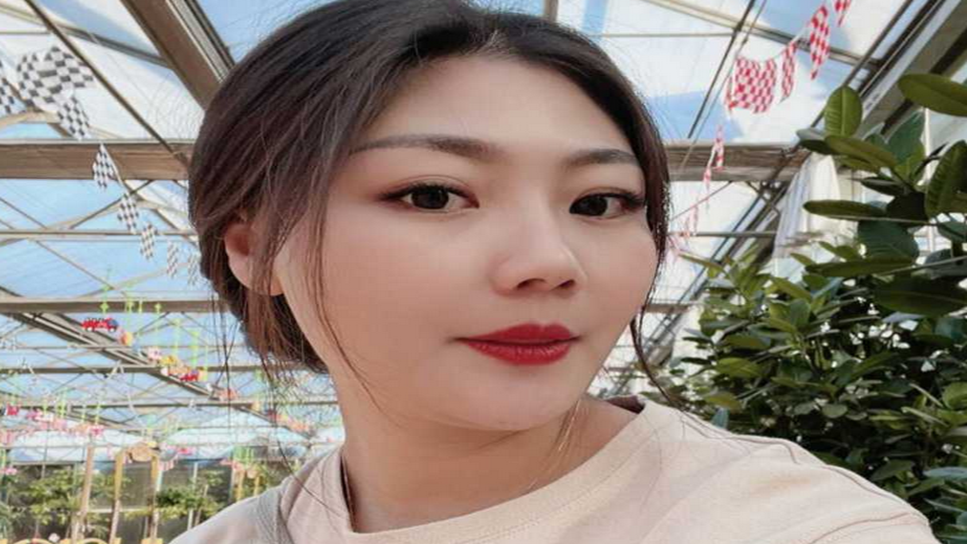 探探上约到的广州骚货刘钰莹 骚货露脸口交对鸡吧爱不释手！