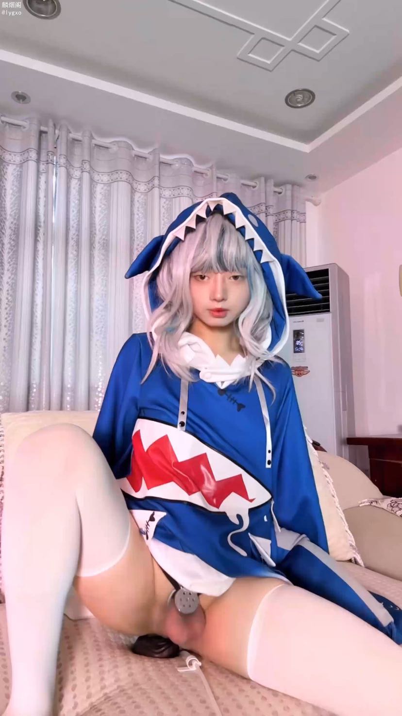 虽然看起来像是可可爱爱的小女生，以为下面也是废物鸡巴，没想到还坚挺了一会，还没有雌堕到位吗？