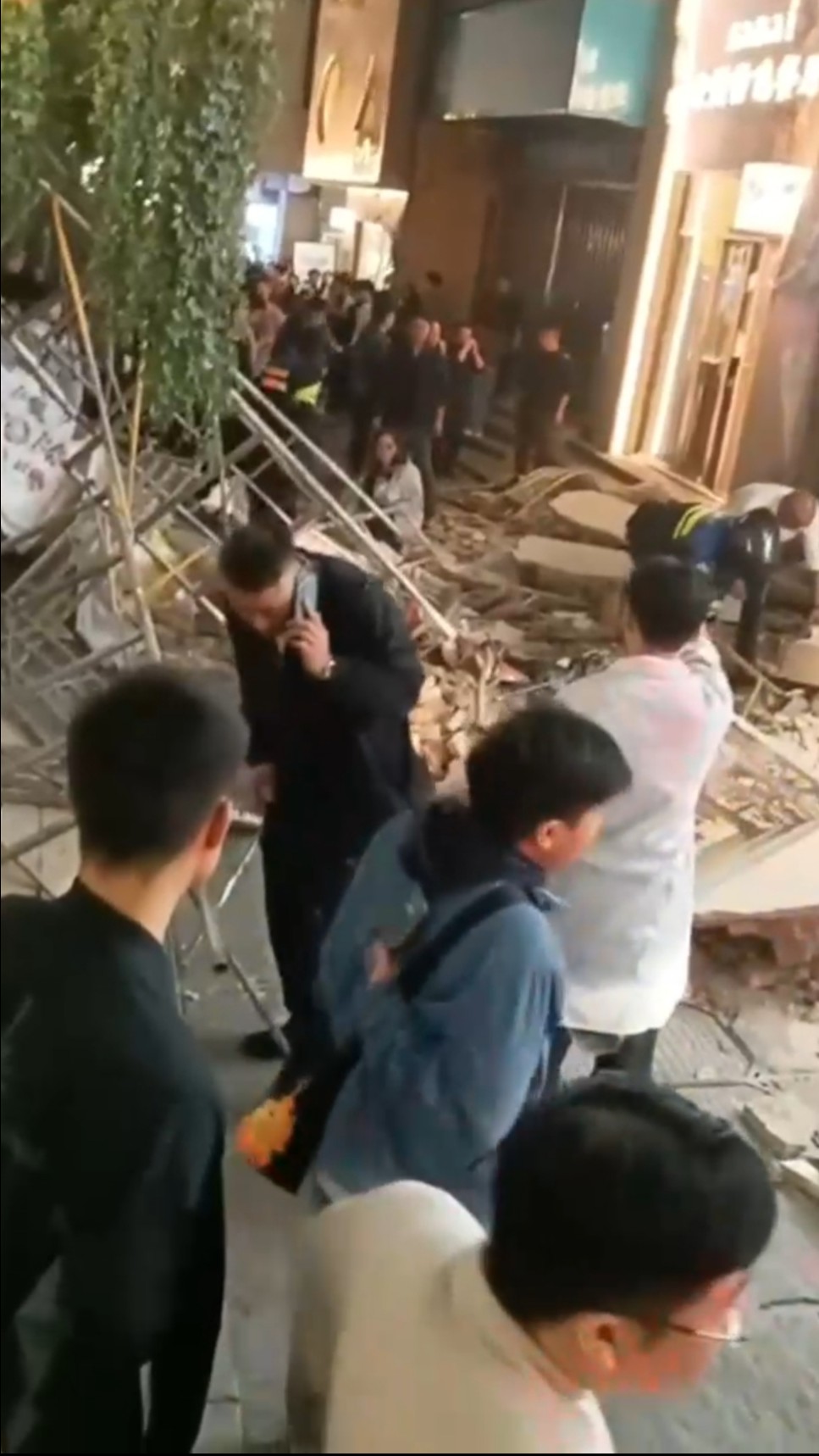 长沙网红街道 潮宗街墙体深夜塌方砸伤砸死过往路人（关注x女x厕小学生c中生高中生萝莉偷拍等专题）