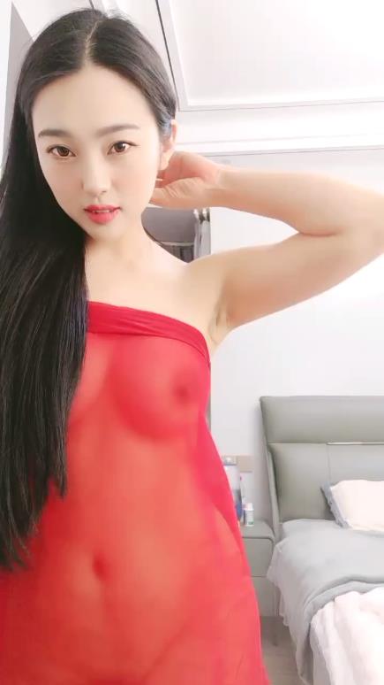 年轻女神一抹红砂露脸骚动起来，口红道具自慰