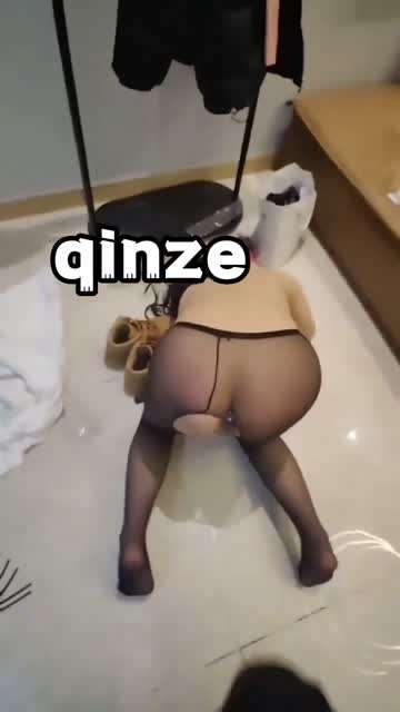 qinze舔脚踢逼