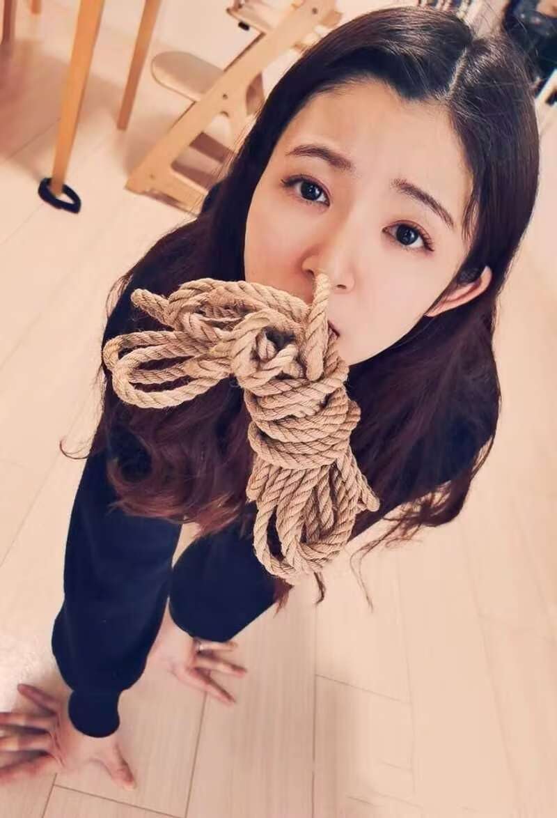 卫生间委屈巴巴被扇耳光强制吃鸡巴
