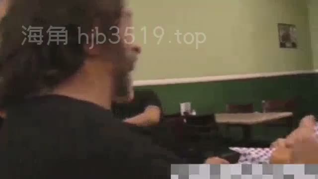 黑人服务员被要求服侍一群男人并且吃下射满精子的面包
