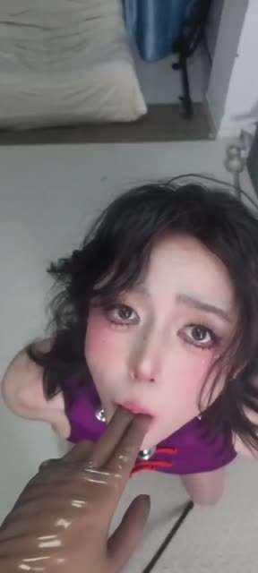 超级涩的一个伪娘在调教工作室被调教，颜值是真的很高