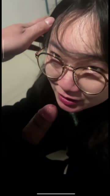 走到电梯口哥哥突然想要了让妹妹吃几把