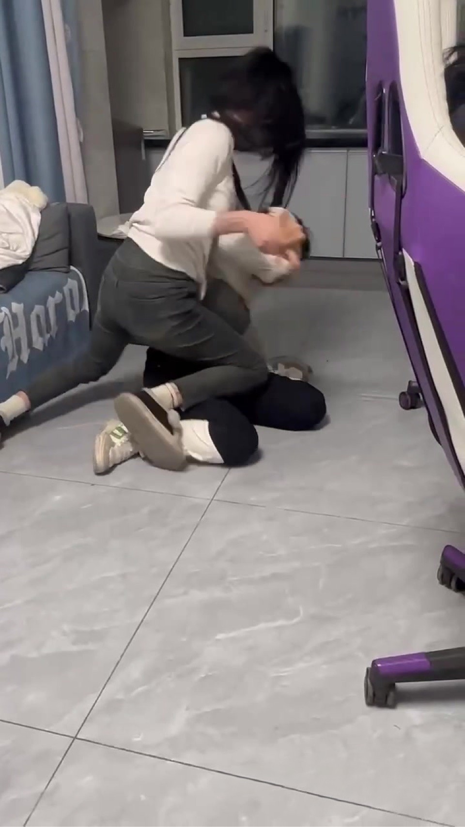 女人打架战场乱成粥 电竞男孩淡定冲游戏 拔刀速度无人敌 专注力拉满！