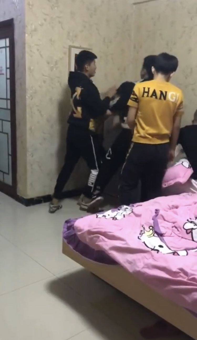精神小伙公寓打架