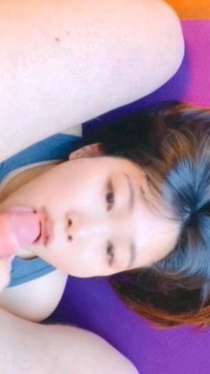 母狗女友吃精