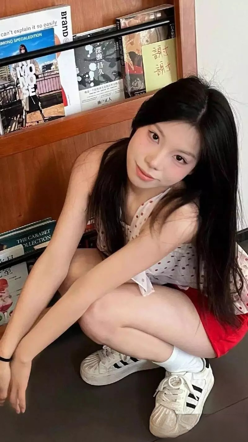 高颜值大学生 丁字裤勒逼极度诱人！